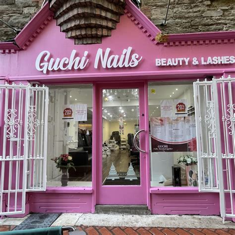 guchi nails cork centre.